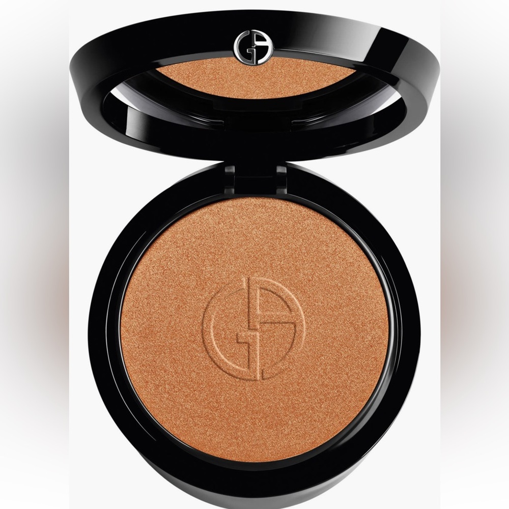 NIB ARMANI beauty Luminous Silk
Golden Glow Highlighter authentic new in box